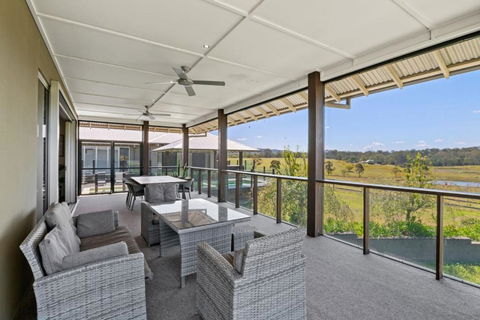 Mountain Majesty With Poolside Relaxing Getaway - Accommodation Cooktown 1