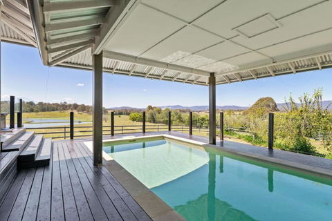 Mountain Majesty With Poolside Relaxing Getaway - Accommodation Cooktown 3