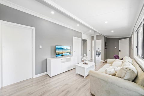 New 2 Bedroom House 500m To Mall With Free Parking - Accommodation Cooktown 2