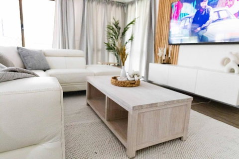 Newly Renovated Home Near Shops, M1, National Forest & Koalas! - Accommodation Cooktown 0