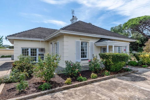 Normanville, Large Historic Three Bedroom Home - Accommodation Cooktown 0
