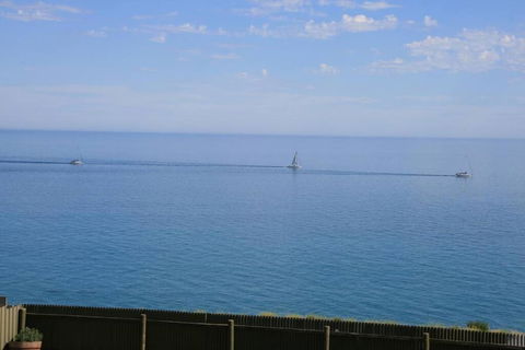 Ocean Blue KI. Absolute Ocean Front, Free WiFi - Accommodation Cooktown 3