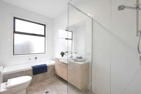 No Stairs Dbl Garage Aircon Woodville North - Accommodation Cooktown 3