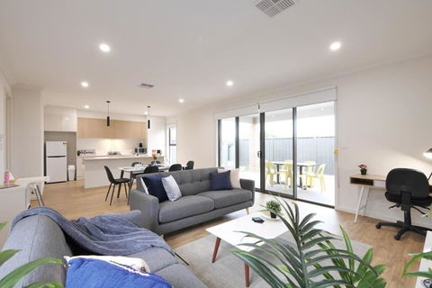 No Stairs Dbl Garage Aircon Woodville North - Accommodation Cooktown 0