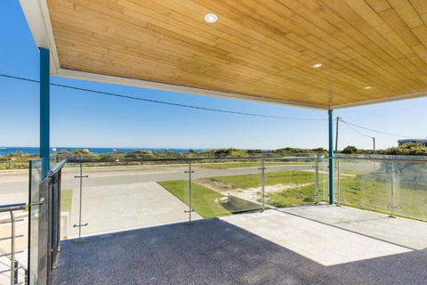Oceans Waves - Luxury Apartment With Ocean Views - Accommodation Cooktown 2