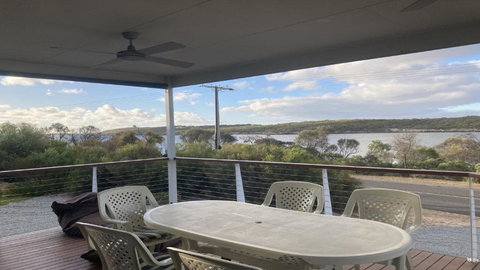 Off The Net - New Listing - Esplanade Property With Views Of The Channel - Accommodation Cooktown 1