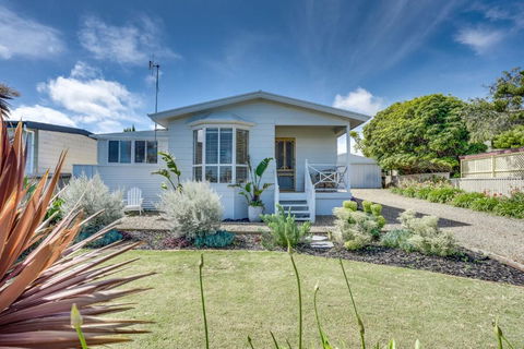 Our Little White House -74 Padman Crescent, Middleton - Accommodation Cooktown 0