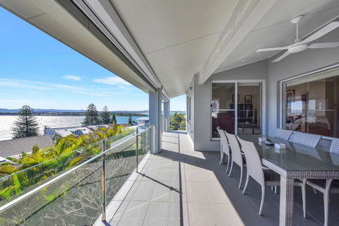 Panorama Beach House - Coastal Luxury With Stunning Views Of The Caves Coastline - Accommodation Cooktown 2