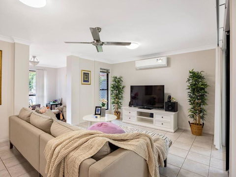 Peaceful Family Entertained House At Parkinson - Accommodation Cooktown 0