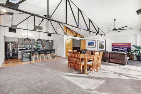 Platinum Precinct - The Penthouse - Accommodation Cooktown 3