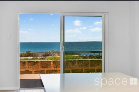 Perfect Oceanfront Cottesloe Apartment - Accommodation Cooktown 2