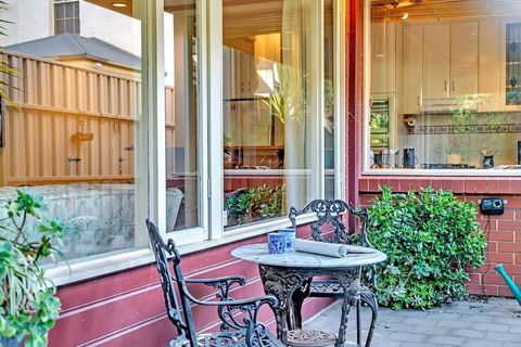 Picket Fence Cottage - Steps From Adelaide Oval - Accommodation Cooktown 1