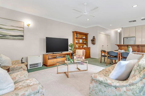 Picket Fence Cottage - Steps From Adelaide Oval - Accommodation Cooktown 3