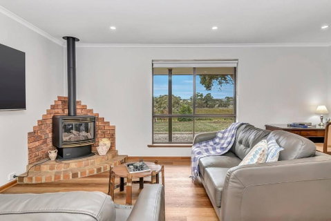 Picturesque Vineyard Farmhouse Nestled On 40-Acres - Accommodation Cooktown 1