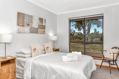 Picturesque Vineyard Farmhouse Nestled On 40-Acres - Accommodation Cooktown 2