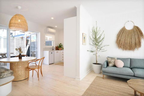 Pine At Arlos Glenelg South - Accommodation Cooktown 3