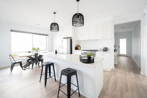 PIPER Modern Home Walk To Beach Shops Parks - Accommodation Cooktown 0