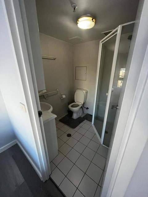 Private Room With Ensuite In The CBD - Accommodation Cooktown 3