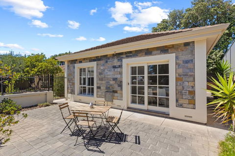 Quiet 2-Bed Retreat With Private Courtyard - Accommodation Cooktown 3
