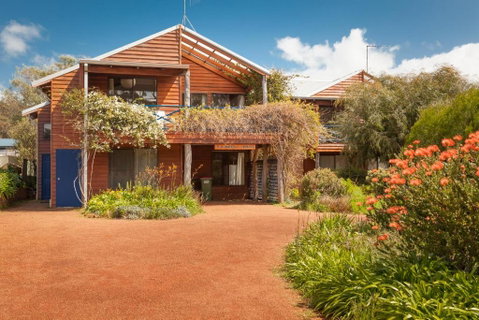 Rainbow House - Accommodation Cooktown 0