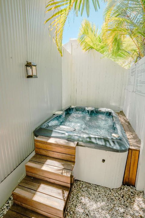 Private Outdoor Spa, Fire Pit, Cinema Room - THE COTTAGE COOLUM BEACH - Accommodation Cooktown 0