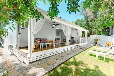 Private Outdoor Spa, Fire Pit, Cinema Room - THE COTTAGE COOLUM BEACH - Accommodation Cooktown 2