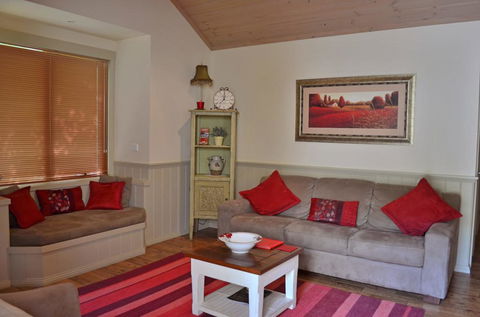 Autumn Affair Cottage 5 - Accommodation Cooktown 2