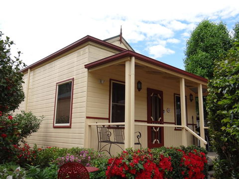 Autumn Affair Cottage 6 - Accommodation Cooktown 1