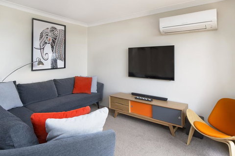 Avalanche 6 - Sophisticated Style &modern Comfort With A Central Location - Accommodation Cooktown 3