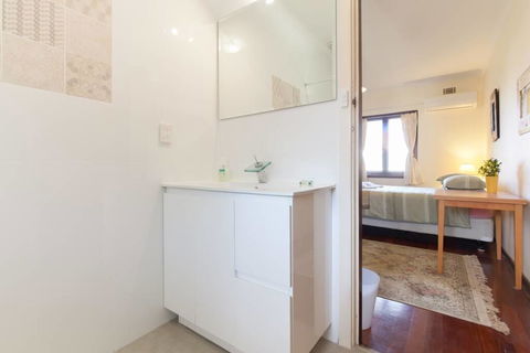 B8 Cafes, Resturants, UWA Close To SCGH - Accommodation Cooktown 0