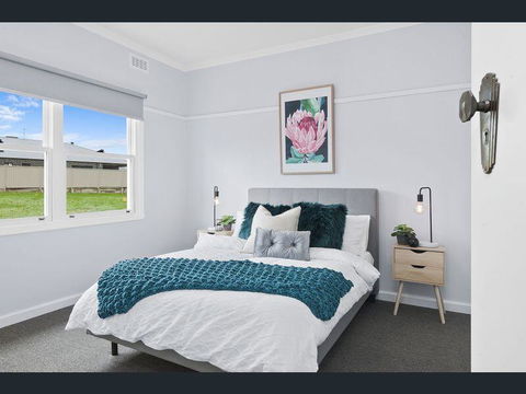 BALLARAT CLOSE 2 CBD + HOSPITAL+3BR HOME+NETFLIX + WiFi + Gift - Accommodation Cooktown 1