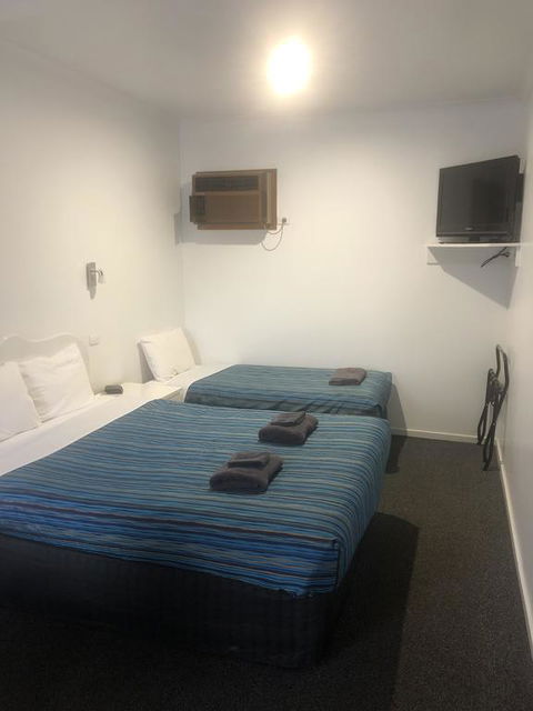 Bandicoot Motor Inn Hamilton - Accommodation Cooktown 1