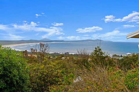Barefoot Top Floor, 32 Skyline Crescent, Crescent Head - Accommodation Cooktown 1