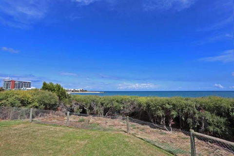 Beach Cottage In The Heart Of Mandurah - Accommodation Cooktown 3