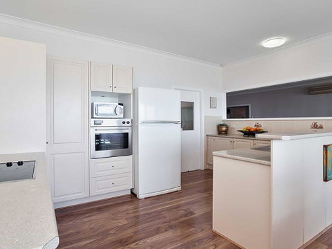 Beached Inn' 93 Foreshore Drive - Spacious Beach Front House - Accommodation Cooktown 2