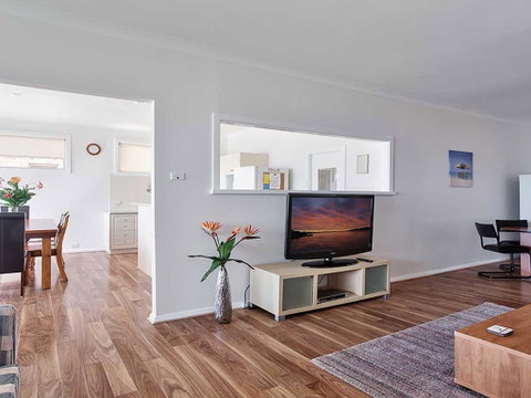 Beached Inn' 93 Foreshore Drive - Spacious Beach Front House - Accommodation Cooktown 3