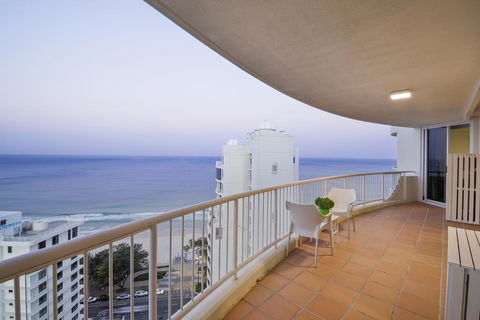 Beachfront Luxury 3 Bedroom In The Heart Of Surfers Paradise - Ocean Views Plus Indoor/outdoor Pool - Accommodation Cooktown 2