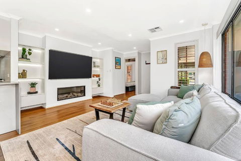 Redbrick Retreat - Generous Coastal Escape - Accommodation Cooktown 1