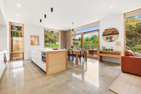 REFRESH At Lonnie - Accommodation Cooktown 2