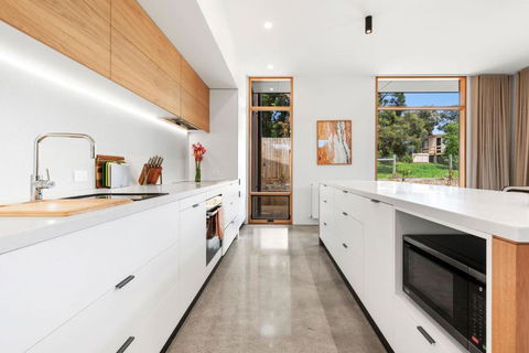REFRESH At Lonnie - Accommodation Cooktown 3