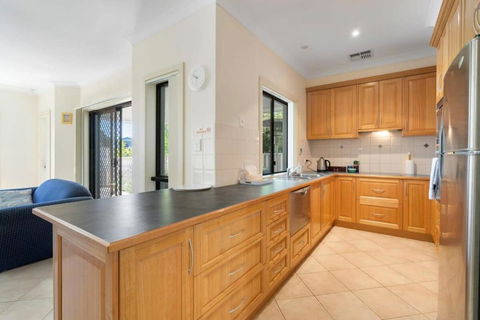 Relax On Charles St - 4A Charles Street Port Elliot - BYO Linen - Accommodation Cooktown 3