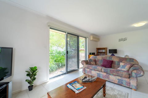 Relaxing Holiday Home Pets Are Welcome - Accommodation Cooktown 3