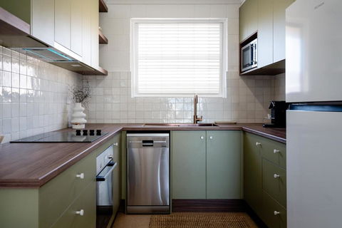 Renovated Apartment With Ocean Views - Accommodation Cooktown 2