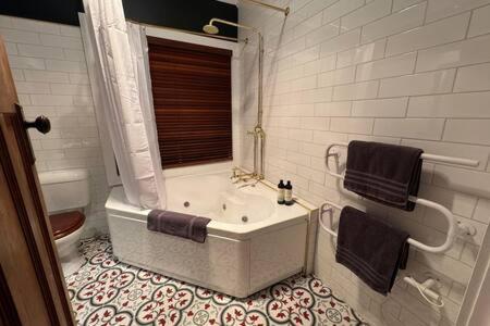 Renovated Cottage Near Cataract Gorge Launceston - Accommodation Cooktown 3