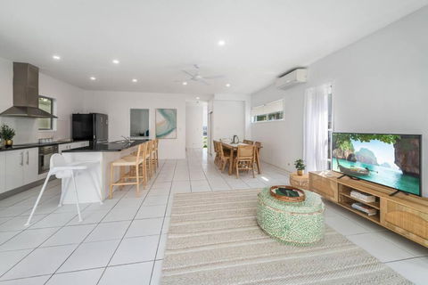 Retreat In The Heart Of Alex - 3BR Sleeps 11, Pool - Accommodation Cooktown 1