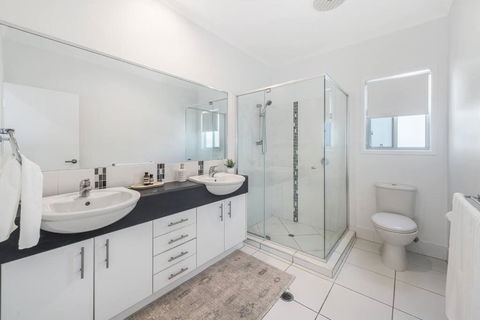 Retreat In The Heart Of Alex - 3BR Sleeps 11, Pool - Accommodation Cooktown 2