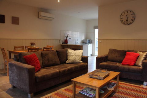 River Rock Cottage Centrally Located And Dog Friendly - Accommodation Cooktown 0