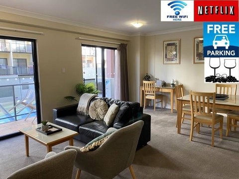 RIVERSIDE CITY VIEW PARKING NETFLIX WIFI WINE FREE - Accommodation Cooktown 0