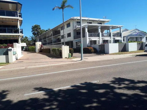 Residential Two-bedroom Unit On The Strand, Self-check In, Wi-fi - Accommodation Cooktown 3