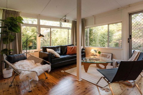 Romantic Garden Cottage With Home Cinema - Accommodation Cooktown 3